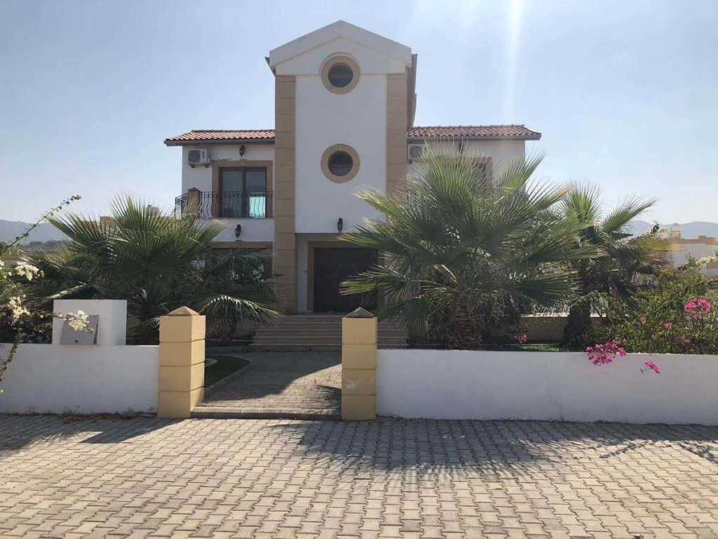 165m2 residence * DEED IN OWNER’S NAME * VAT PAID * private POOL * 600m2 private walled plot * 2 minutes to GOLF COURSE * Close to KORINEUM BEACH CLUB