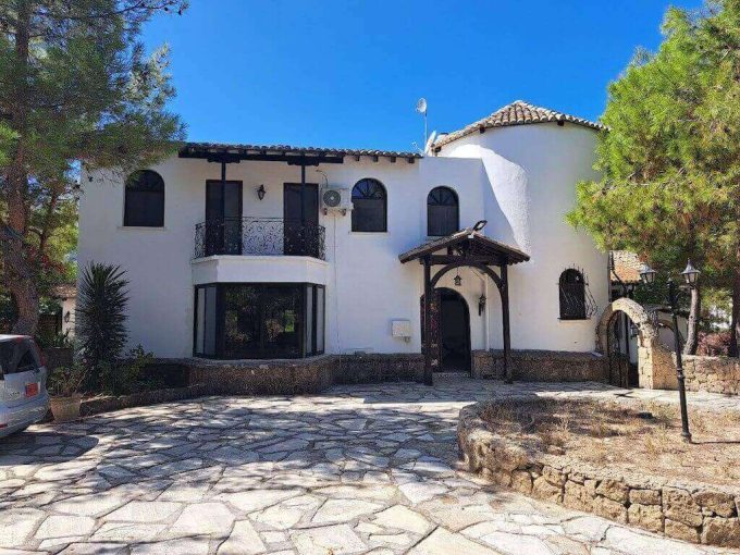 Catalkoy Luxury Pine Tree Villa 4 Bed - North Cypern Property 1